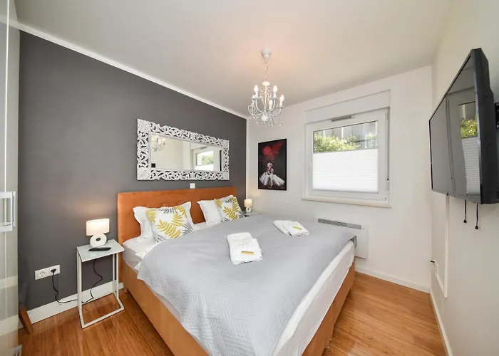 Mm Luxury Apartments Gold & Rubin