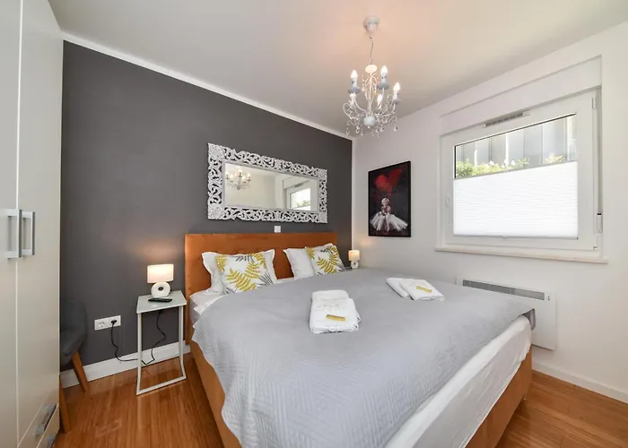 Mm Luxury Apartments Gold & Rubin
