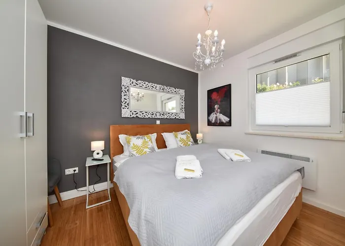 Mm Luxury Apartments Gold & Rubin